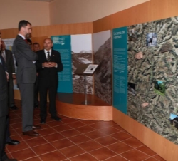 Don Felipe en el transcurso de su visita al Museo Municipal Hidroeléctrico